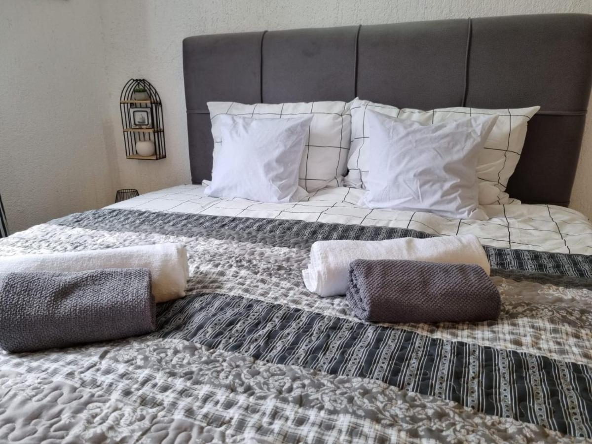 Apartmani 'Cvit' Karlobag Extérieur photo